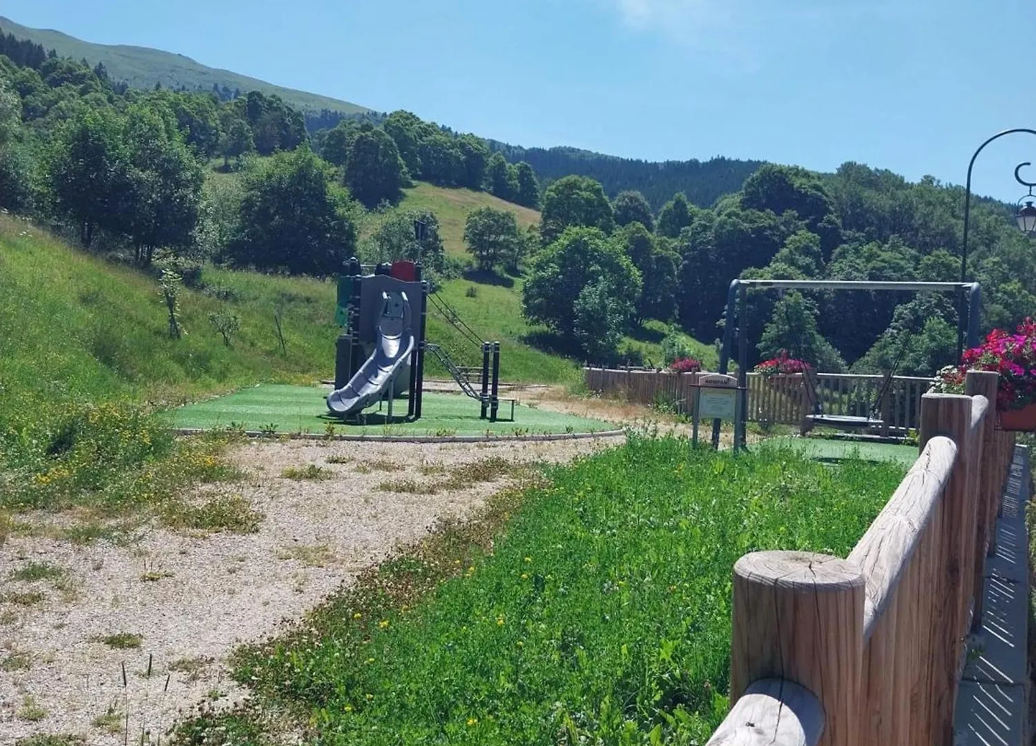 Appartement En Montagne Aux Belleville - 48 M² Terrasse Ensoleillee Planvillard 0*,  France